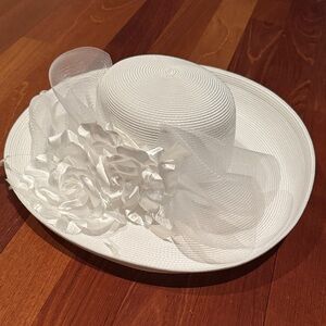 Betmar White Women's Hat with Floral Design